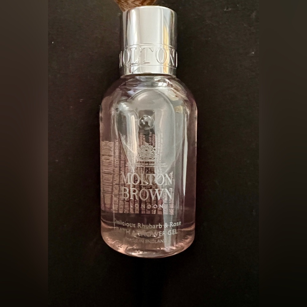 Molton Brown Delicious Rhubarb & Rose Bath & Shower Gel - Picture 1 of 3